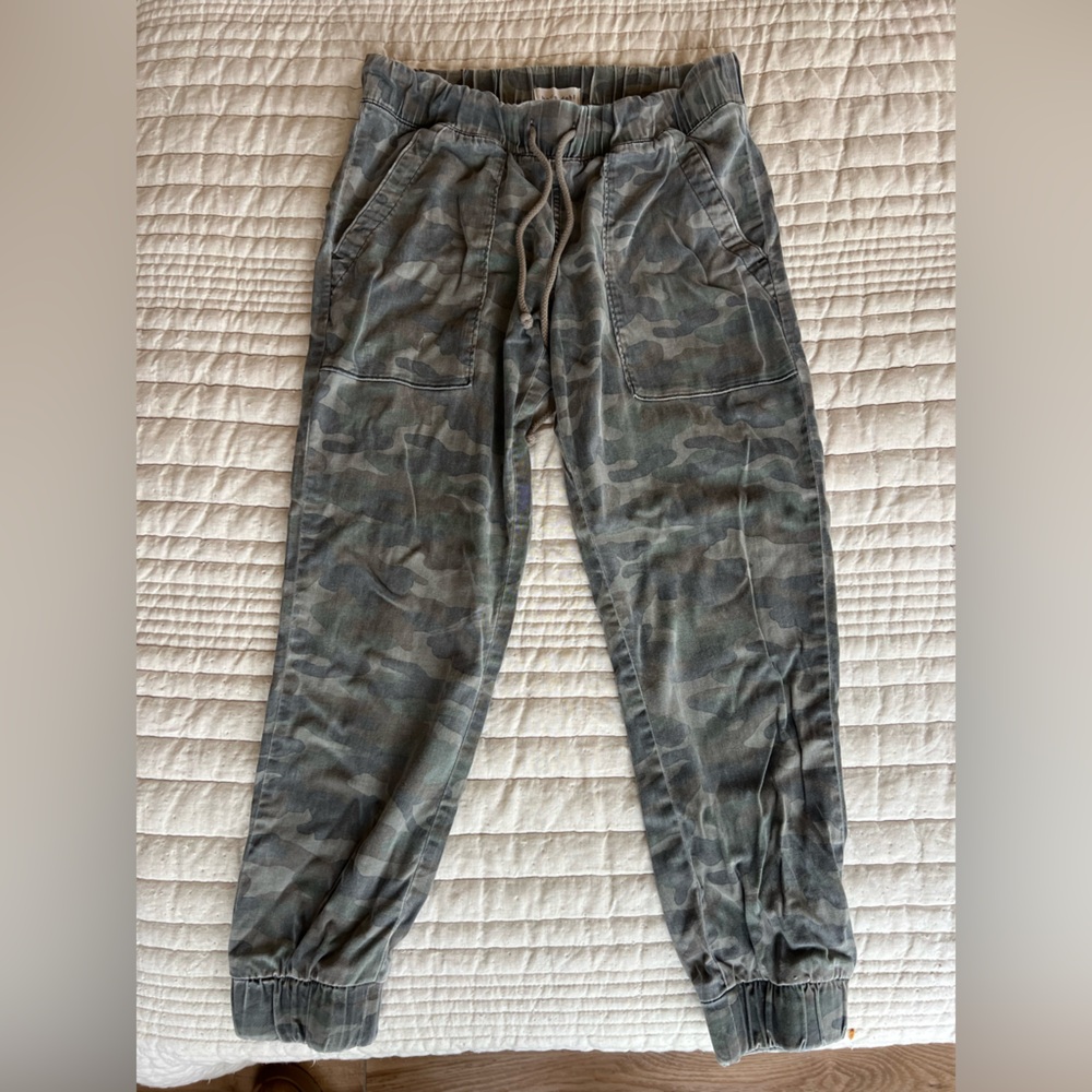 Bella Dahl Camouflage Jogger Pants